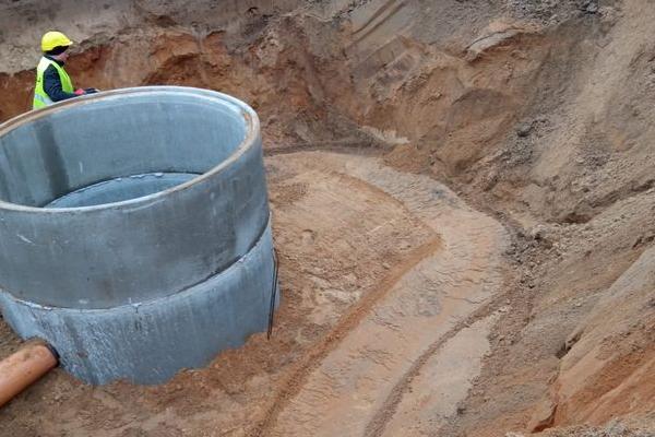 betonowy krąg studzienny w wykopie